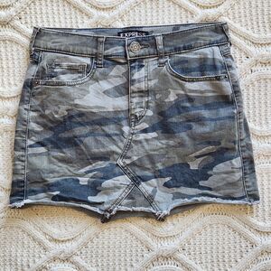Vintage Express Green Camouflage Raw Hem Denim Ultra Mini Skirt Size 00